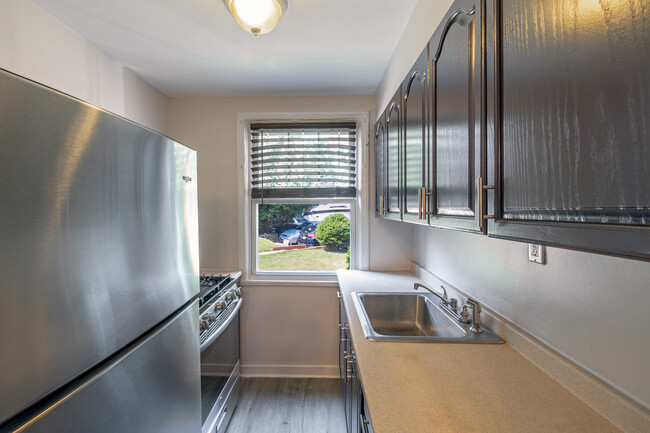 Carpenter Terrace Apartments in Belleville, NJ - Building Photo - Interior Photo