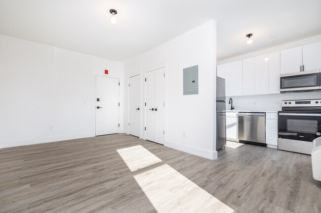 1252 Main St in East Hartford, CT - Building Photo - Building Photo