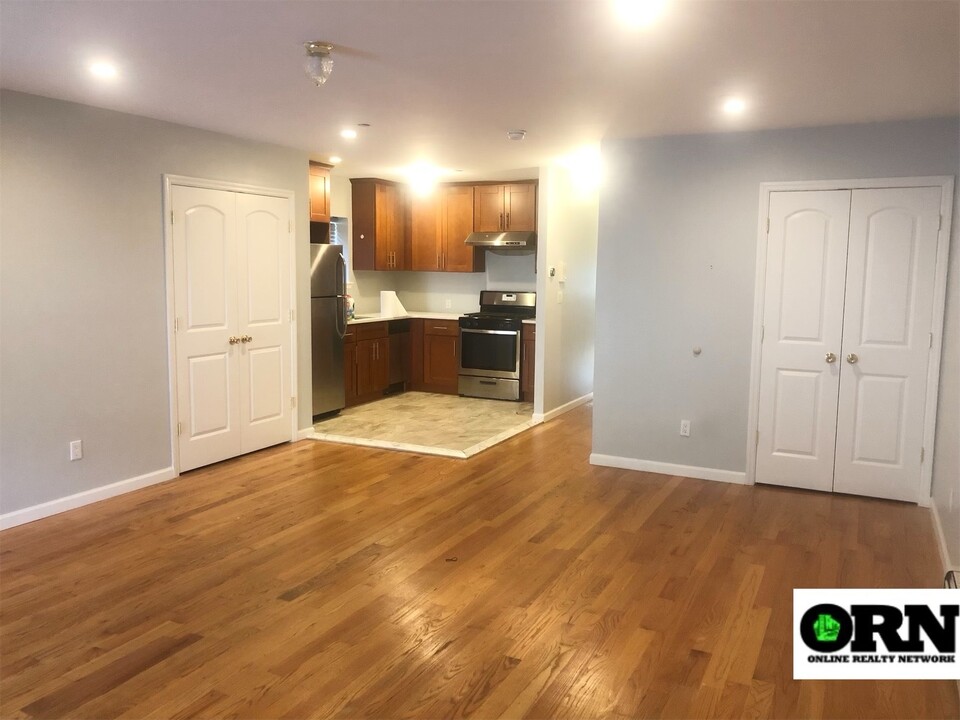 2052 E 15th St in Brooklyn, NY - Building Photo