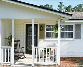 28541 Trigg Rd in Hilliard, FL - Foto de edificio - Building Photo