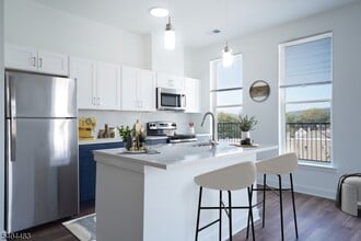 18 W Main St in Bound Brook, NJ - Foto de edificio - Building Photo