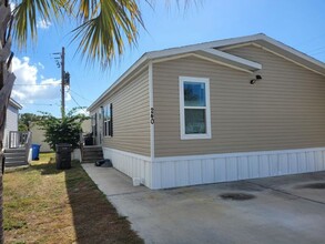 240 Creek Water Cir in Tampa, FL - Foto de edificio - Building Photo