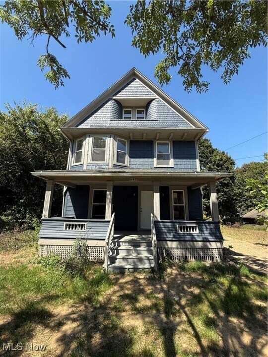 842 Kenyon St in Akron, OH - Building Photo