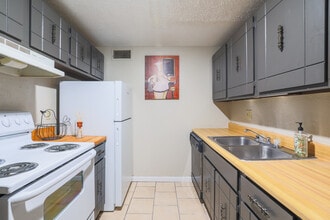 Village Park at Barclay Square in Wichita, KS - Building Photo - Building Photo