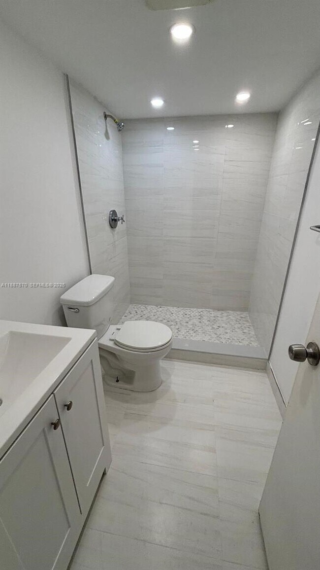 1913 S Ocean Dr in Hallandale Beach, FL - Building Photo - Building Photo