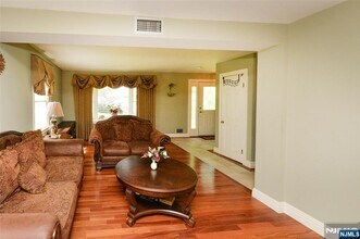 252 Hillside Ave in Paramus, NJ - Building Photo - Building Photo
