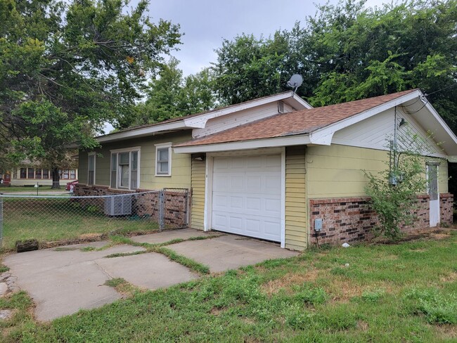 1000 W Woodson St in El Reno, OK - Foto de edificio - Building Photo