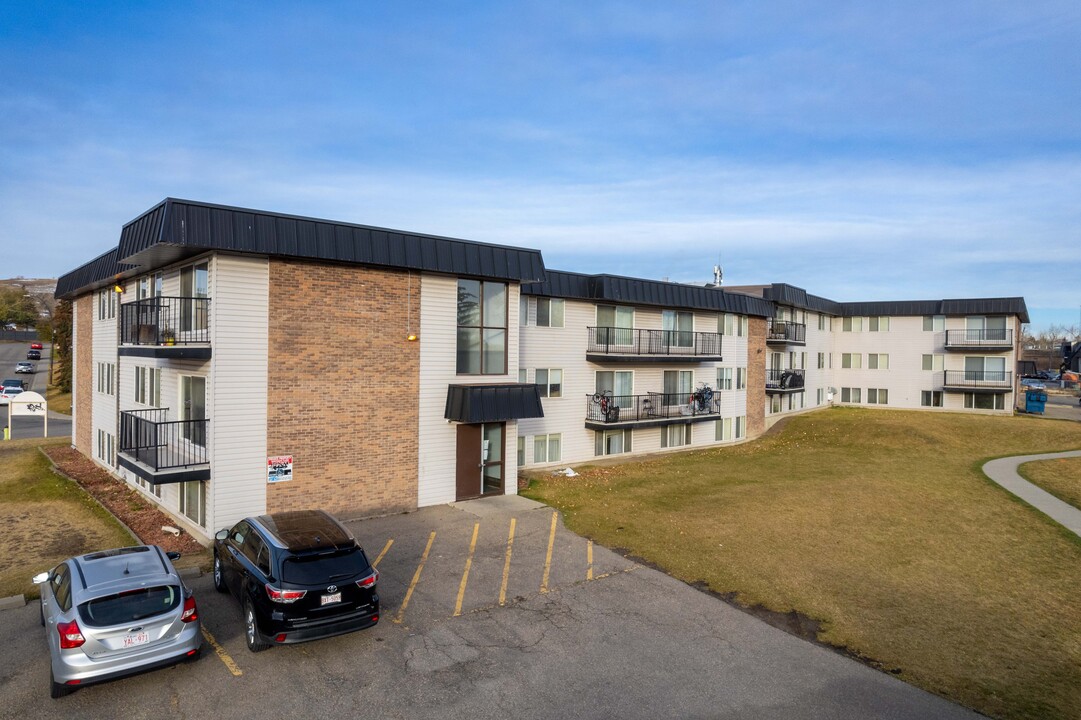 Huntsgate Place in Calgary, AB - Building Photo