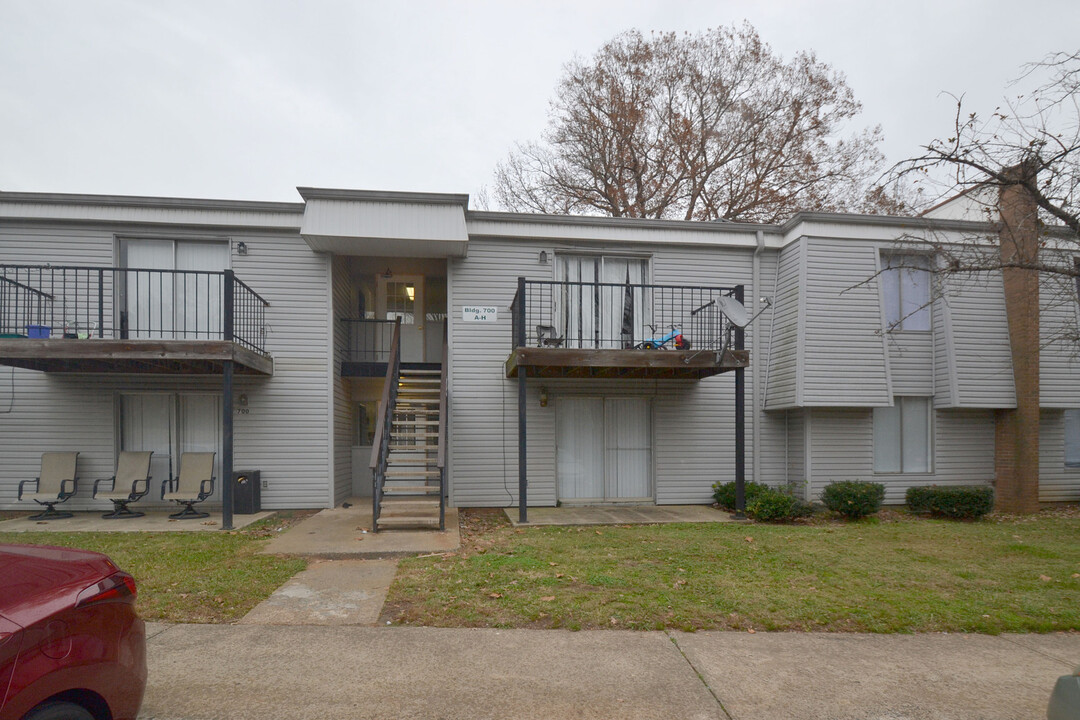 700 Farmhurst Dr in Charlotte, NC - Building Photo