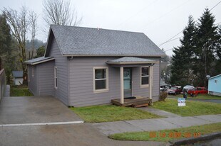 330 SW Bryant St in Clatskanie, OR - Building Photo