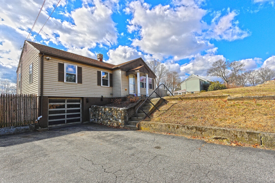 31 Wooster St in Milford, CT - Building Photo