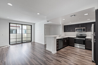 The Residences at 5020 in Sherman Oaks, CA - Building Photo - Building Photo