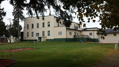 506 Forest Home Dr in Francis Creek, WI - Foto de edificio - Building Photo