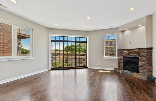 7932 W Grand Ave, Unit 3E in Elmwood Park, IL - Building Photo - Building Photo