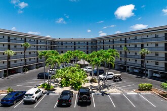 Anglers Cove Condominium Association in Marco Island, FL - Foto de edificio - Building Photo