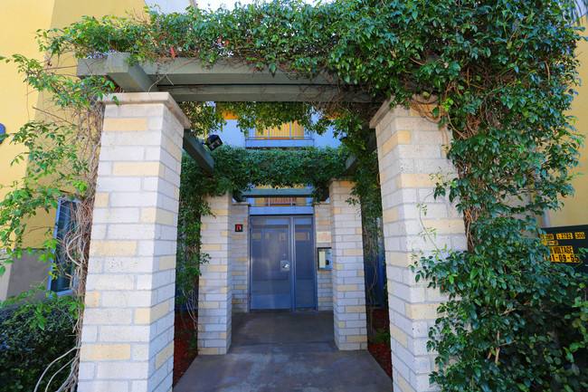 Rayen Apartments in North Hills, CA - Foto de edificio - Building Photo