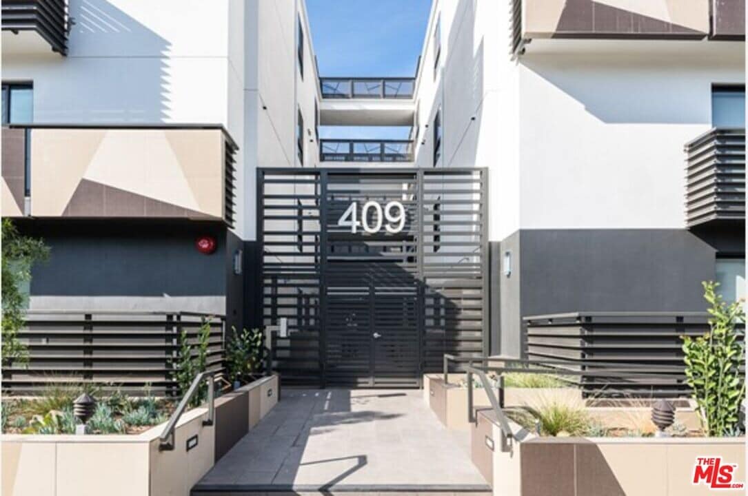 409 Hayworth Ave in Los Angeles, CA - Building Photo