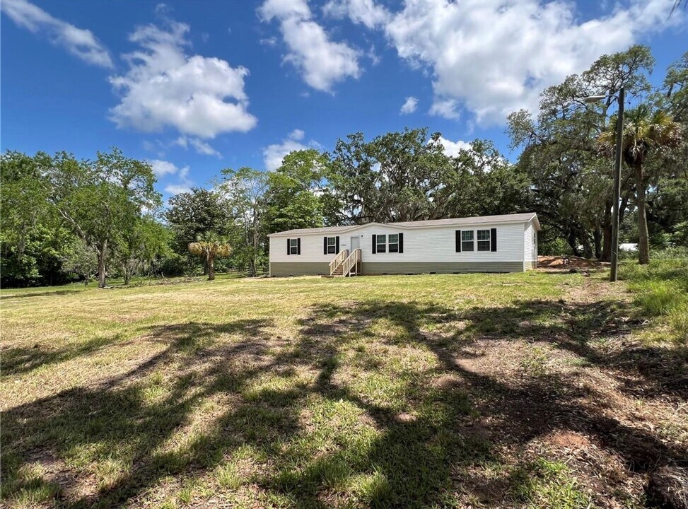 20064 Manecke Rd in Brooksville, FL - Building Photo