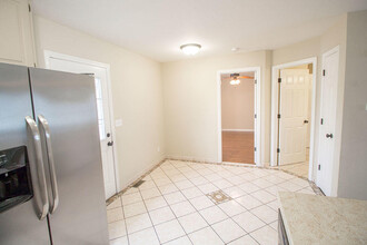 1327 Valley Creek Ln in Columbia, MO - Foto de edificio - Building Photo