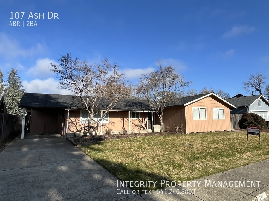 107 Ash Dr in Rogue River, OR - Building Photo