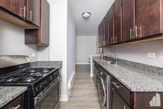 713 W Brompton Ave, Unit 705-23 in Chicago, IL - Foto de edificio - Building Photo