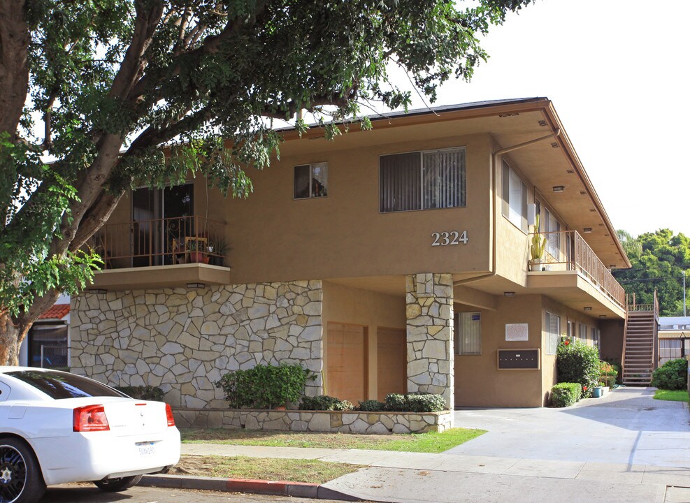 2324 Cedar Ave in Long Beach, CA - Foto de edificio