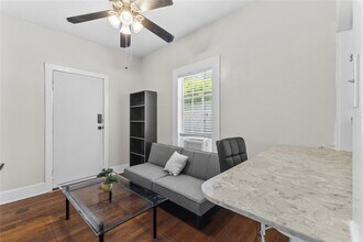 2509 Whitney St in Houston, TX - Building Photo - Building Photo