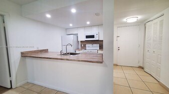 8160 Geneva Ct in Doral, FL - Building Photo