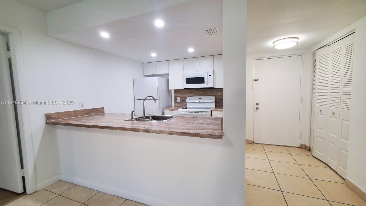 8160 Geneva Ct in Doral, FL - Building Photo