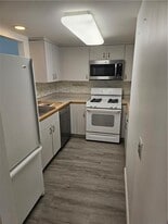 37 Lawton Brook Ln in Portsmouth, RI - Building Photo