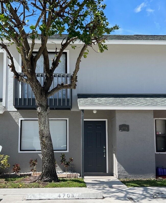 4704 Pier Dr in Greenacres, FL - Building Photo - Building Photo