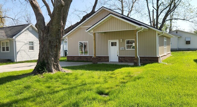 728 S Griffith Ave in Aurora, MO - Foto de edificio - Building Photo