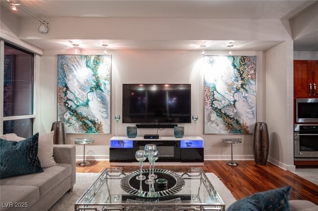 4525 Dean Martin Dr in Las Vegas, NV - Foto de edificio - Building Photo