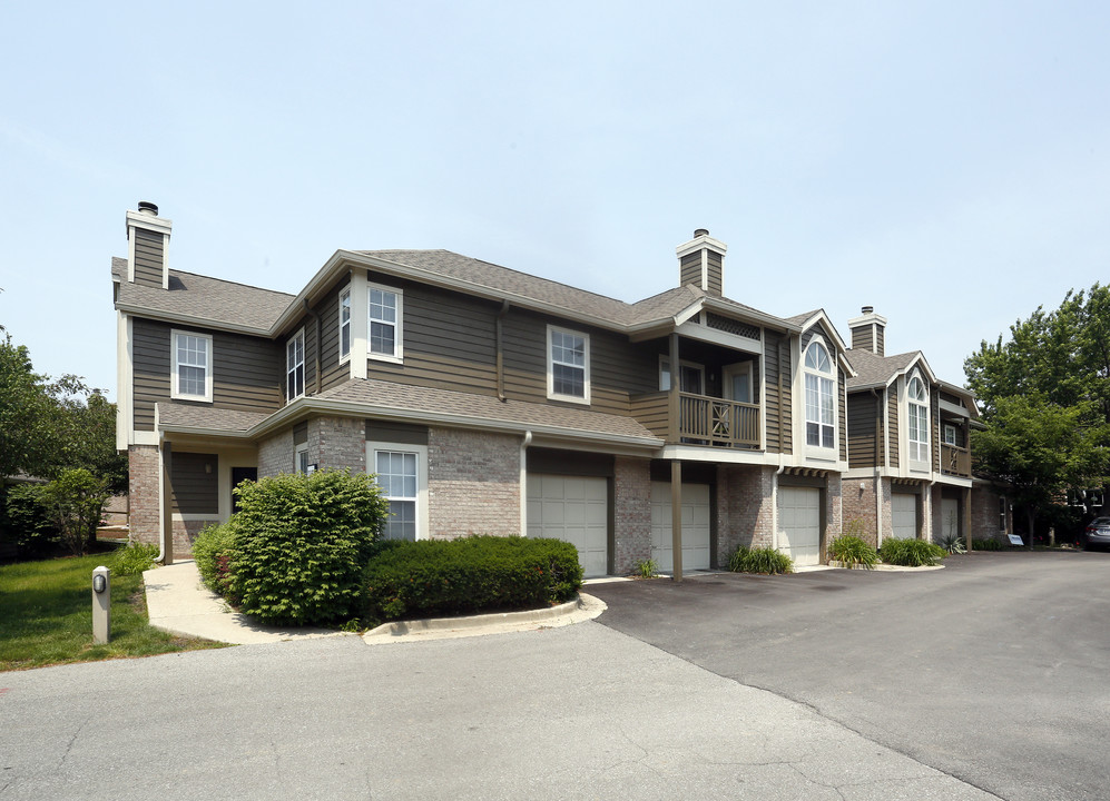 The Spring Waterside Luxury Apartments in Indianapolis, IN - Foto de edificio