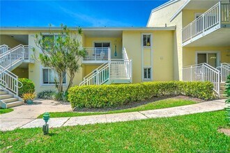 5564 NE Gulfstream Way in Stuart, FL - Building Photo - Building Photo