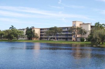 Palm Lake Apartments in Miami, FL - Building Photo - Building Photo