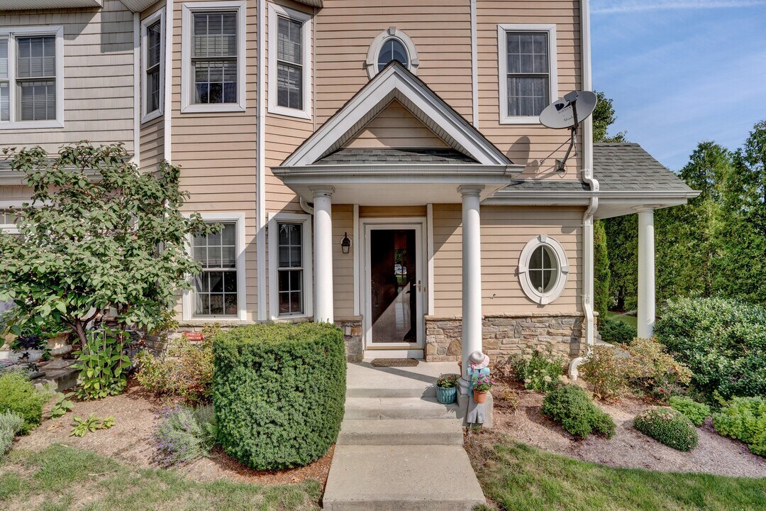 1309 Half Moon Bay Dr in Croton-on-Hudson, NY - Building Photo