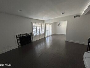 320 E Larkspur Ln in Tempe, AZ - Building Photo - Building Photo