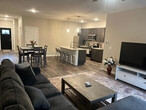 2087 Community Ln in Ontario, NY - Foto de edificio - Building Photo