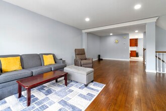 3302 Eaton Ct in Danbury, CT - Building Photo - Building Photo