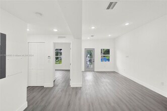 1831 NW 67th St-Unit -B in Miami, FL - Building Photo - Building Photo