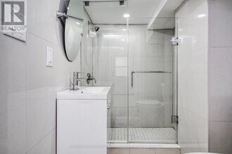 138 Booth Ave in Toronto, ON - Building Photo - Building Photo