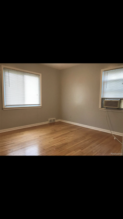 2109 E 11 Mile Rd, Unit Front Bedroom in Royal Oak, MI - Building Photo