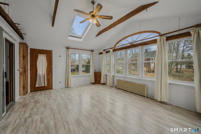 24 N Main St in East Hampton, CT - Foto de edificio - Building Photo