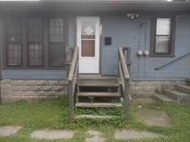 924 E Main St, Unit 924 one half in Muncie, IN - Building Photo