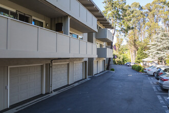 73 Brookwood in Orinda, CA - Foto de edificio - Building Photo