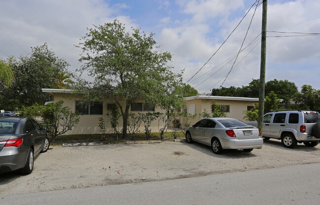 1513 NE 32nd St in Oakland Park, FL - Foto de edificio - Building Photo