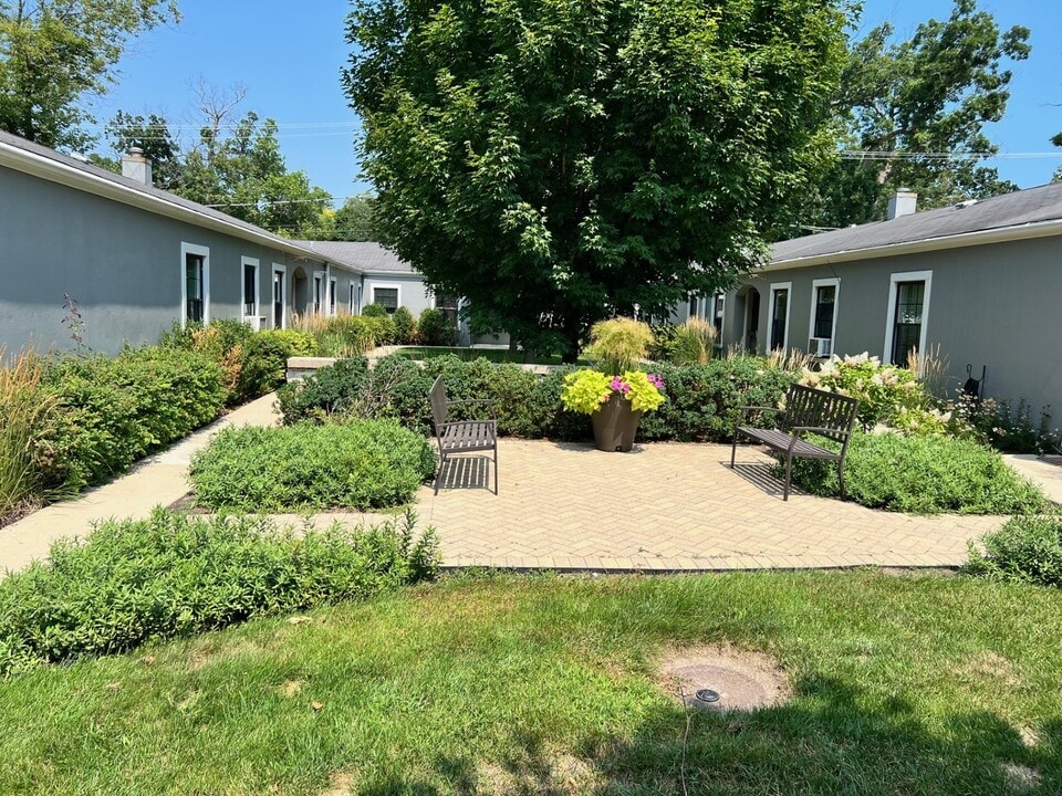 106 E Scranton Ave in Lake Bluff, IL - Building Photo