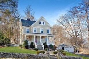 61 Houghton St in Hudson, MA - Building Photo