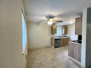 1970 Sidney Ave, Unit 201 in Port Orchard, WA - Building Photo - Building Photo